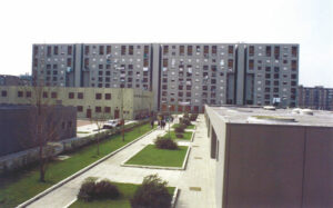 Napoli, P.S.E.R. Ambito di Pazzigno, 1989: edilizia alta sullo sfondo, scuole in primo piano (Foto Studio Barucci)